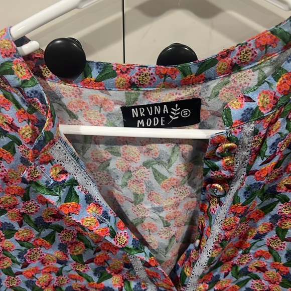 Nrvna Mode flower print button up blouse with elastic peplum. - Picture 2 of 4